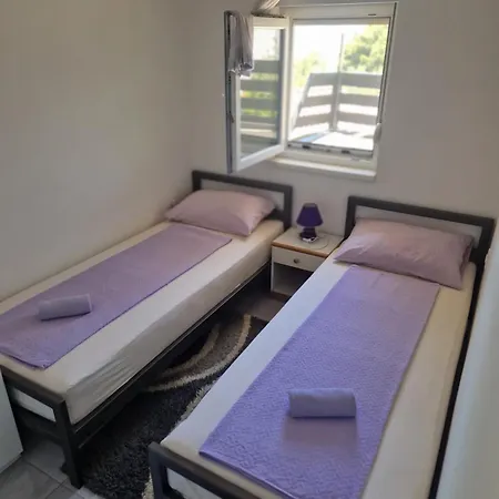 Stella アパート ザボリッチ